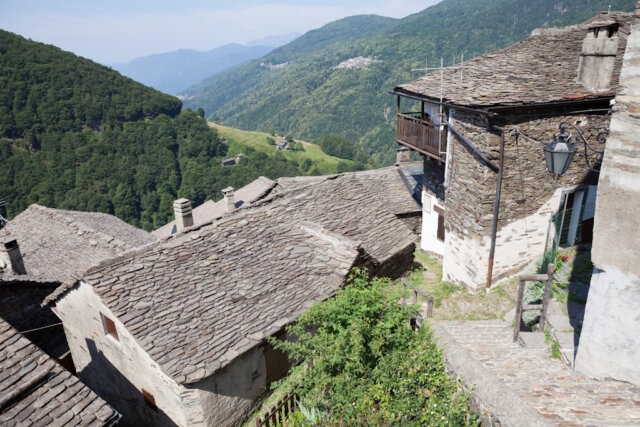 monteviasco-lombardia-dorf-web Blick über die steinernen Dächer von Monteviasco im Val Veddasca: Das abgelegene Bergdorf in der Lombardei ist bis heute nur zu Fuß oder per Seilbahn erreichbar und bewahrt eine nahezu unveränderte alpine Bauweise. (Foto: © Andrea Di Martino / Alamy Stock Photo)