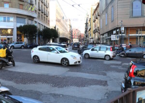 Städtischer Verkehr in Italien: Im Alltag treffen Autofahrer auf dichten Verkehr, begrenzte Parkmöglichkeiten und zusätzliche Kosten wie Maut, Parkgebühren und höhere Versicherungsprämien, die das Autofahren insgesamt teurer machen können. (Foto: © Bastian Glumm)