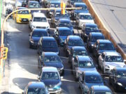 Dichter Verkehr im italienischen Stadtverkehr: Hohe Kraftstoffpreise, teure Versicherungen und zusätzliche Mautkosten machen das Autofahren in Italien im laufenden Betrieb oft kostspieliger als in Deutschland. (Foto: © Bastian Glumm)