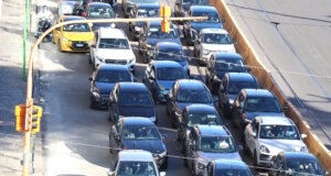 Dichter Verkehr im italienischen Stadtverkehr: Hohe Kraftstoffpreise, teure Versicherungen und zusätzliche Mautkosten machen das Autofahren in Italien im laufenden Betrieb oft kostspieliger als in Deutschland. (Foto: © Bastian Glumm)