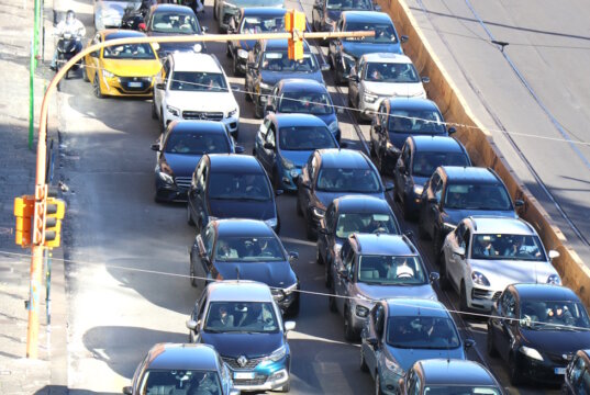 Dichter Verkehr im italienischen Stadtverkehr: Hohe Kraftstoffpreise, teure Versicherungen und zusätzliche Mautkosten machen das Autofahren in Italien im laufenden Betrieb oft kostspieliger als in Deutschland. (Foto: © Bastian Glumm)