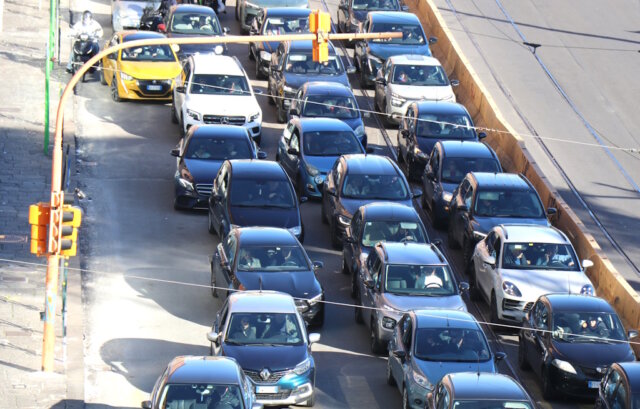 napoli-neapel-coda-stau-auto Dichter Verkehr im italienischen Stadtverkehr: Hohe Kraftstoffpreise, teure Versicherungen und zusätzliche Mautkosten machen das Autofahren in Italien im laufenden Betrieb oft kostspieliger als in Deutschland. (Foto: © Bastian Glumm)