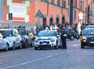 Routinekontrolle der italienischen Polizei: Wer als Resident mit deutschem Auto unterwegs ist, riskiert Bußgeld, Stilllegung oder sogar die Beschlagnahme des Fahrzeugs. (Foto: © Bastian Glumm)