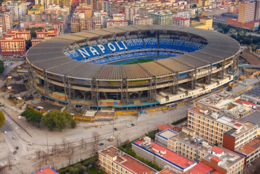 Das Stadio Diego Armando Maradona in Neapel, die Heimat des SSC Napoli und eines der bekanntesten Fußballstadien Italiens. (Foto: © Stefano Tammaro / Adobe Stock)