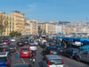 Autofahren in Neapel: Zwischen hupenden Autos, Mopeds und Fußgängern herrscht scheinbares Chaos – doch das System funktioniert. Wer hier fährt, braucht Geduld, Nerven und ein Gespür für italienische Straßenlogik. (Foto: © incamerastock / Alamy Stock Photo)