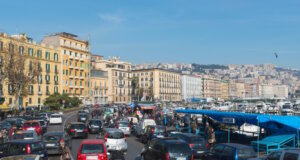 Autofahren in Neapel: Zwischen hupenden Autos, Mopeds und Fußgängern herrscht scheinbares Chaos – doch das System funktioniert. Wer hier fährt, braucht Geduld, Nerven und ein Gespür für italienische Straßenlogik. (Foto: © incamerastock / Alamy Stock Photo)