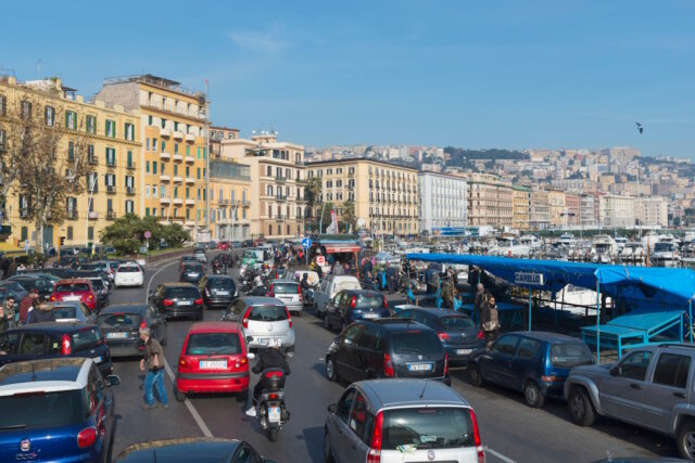 neapel-napoli-verkehr-stau-coda Autofahren in Neapel: Zwischen hupenden Autos, Mopeds und Fußgängern herrscht scheinbares Chaos – doch das System funktioniert. Wer hier fährt, braucht Geduld, Nerven und ein Gespür für italienische Straßenlogik. (Foto: © incamerastock / Alamy Stock Photo)