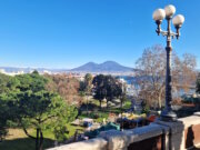 Phlegräische Felder: Neuer Ansatz erklärt komplexe Erdbebenmuster Blick auf den Vesuv und den Golf von Neapel: unter der scheinbar ruhigen Landschaft arbeiten die geologischen Prozesse der Phlegräischen Felder weiter. (Foto: © Bastian Glumm)