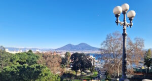 Phlegräische Felder: Neuer Ansatz erklärt komplexe Erdbebenmuster Blick auf den Vesuv und den Golf von Neapel: unter der scheinbar ruhigen Landschaft arbeiten die geologischen Prozesse der Phlegräischen Felder weiter. (Foto: © Bastian Glumm)