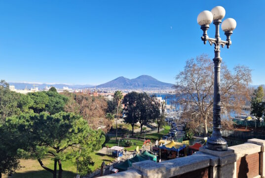 Blick auf den Vesuv und den Golf von Neapel: unter der scheinbar ruhigen Landschaft arbeiten die geologischen Prozesse der Phlegräischen Felder weiter. (Foto: © Bastian Glumm)