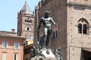 Der Neptunbrunnen auf der Piazza del Nettuno in Bologna – geschaffen von Giambologna im 16. Jahrhundert, ein kraftvolles Symbol päpstlicher Macht mitten im Stadtzentrum. (Foto: © Bastian Glumm)