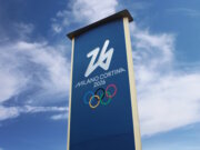 Milano Cortina 2026: Eine Stele mit dem offiziellen Logo der Olympischen Winterspiele. Italien richtet die Winterspiele im Februar 2026 in Mailand und mehreren alpinen Regionen aus. (Foto: © CURIOS / Adobe Stock)