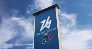 Milano Cortina 2026: Eine Stele mit dem offiziellen Logo der Olympischen Winterspiele. Italien richtet die Winterspiele im Februar 2026 in Mailand und mehreren alpinen Regionen aus. (Foto: © CURIOS / Adobe Stock)