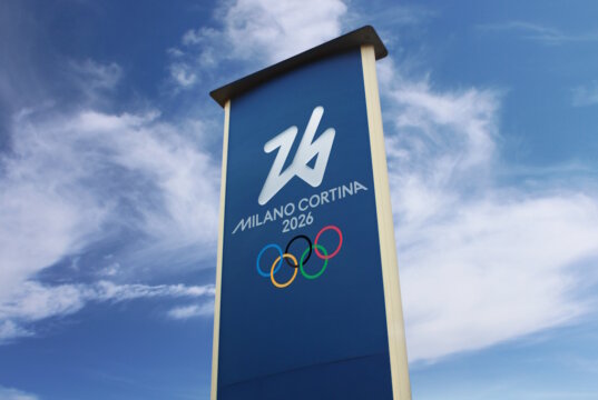Milano Cortina 2026: Eine Stele mit dem offiziellen Logo der Olympischen Winterspiele. Italien richtet die Winterspiele im Februar 2026 in Mailand und mehreren alpinen Regionen aus. (Foto: © CURIOS / Adobe Stock)