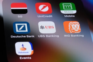 Banking-Apps internationaler Banken auf dem Smartphone. Für viele Auswanderer nach Italien bleibt das digitale Konto auch nach dem Umzug ein zentraler Bestandteil des Alltags. (Foto: © Robert / Adobe Stock)