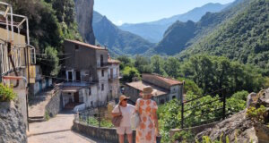 Blick in ein Bergdorf in Kalabrien: Abseits der großen Touristenströme zeigt Italien seine stille, ursprüngliche Seite – fern der bekannten Postkartenmotive. (Foto: © Bastian Glumm)