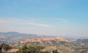 Orvieto auf dem Tuffsteinfelsen. Die mittelalterliche Stadt Orvieto beeindruckt durch ihre Lage hoch über den Hügeln Umbriens und ihren prachtvollen Dom. (Foto: © Umbria Tourism - www.umbriatourism.it)