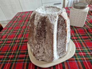 Der Pandoro stammt aus Verona. Sein Name, der sich als „goldenes Brot“ übersetzen lässt, beschreibt das Dessert perfekt: eine goldgelbe, weiche Textur mit einem zarten, buttrigen Geschmack. (Foto: © Bastian Glumm)