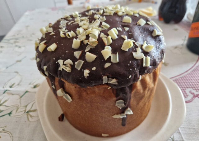 Der Panettone stammt ursprünglich aus Mailand und zeichnet sich durch seine kuppelförmige Erscheinung und seinen reichhaltigen, fruchtigen Geschmack aus. (Foto: © Bastian Glumm)