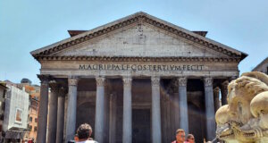 Magie aus Stein: Das Pantheon in Rom zieht mit Licht, Geschichte und Architektur in seinen Bann. Ein Ort, der Ewigkeit atmet. (Foto: © Bastian Glumm)