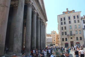 Das Pantheon ist eine Sehenswürdigkeit in Rom, die täglich zahllose Besucher anzieht. Entsprechend voll kann es werden, was Besucher berücksichtigen sollten. (Foto: © Bastian Glumm)