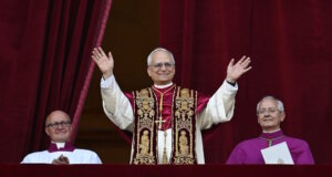 In einem raschen und nahezu einstimmigen Konklave haben die 133 wahlberechtigten Kardinäle am 8. Mai 2025 den US-Amerikaner Robert Francis Prevost zum neuen Papst gewählt. Der 69-jährige Augustiner nahm den Namen Leo XIV. an. (Foto: © Vatican Media)