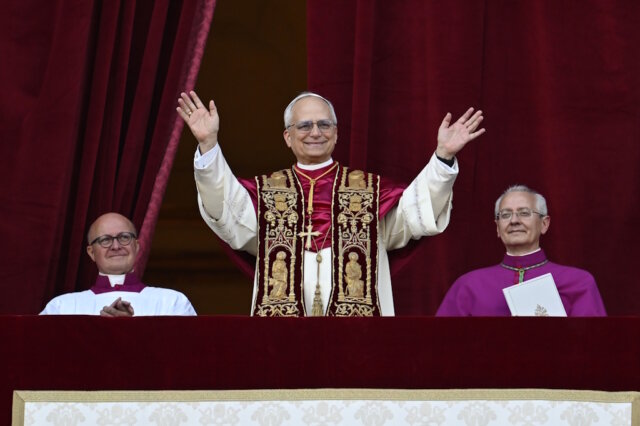 papst-leo-vatikan-rom (1) In einem raschen und nahezu einstimmigen Konklave haben die 133 wahlberechtigten Kardinäle am 8. Mai 2025 den US-Amerikaner Robert Francis Prevost zum neuen Papst gewählt. Der 69-jährige Augustiner nahm den Namen Leo XIV. an. (Foto: © Vatican Media)