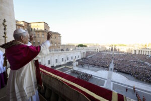 Nach der Bekanntgabe der Wahl strömten Zehntausende Gläubige auf den Petersplatz, um die Verkündigung des neuen Papstes live mitzuerleben. Leo XIV. zeigte sich kurz darauf auf der Loggia des Petersdoms und sprach den Apostolischen Segen „Urbi et Orbi“. (Foto: © Vatican Media)