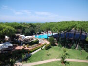 Das Park Hotel Marinetta in Marina di Bibbona liegt im Pinienwald nahe dem Strand und gilt als Ausgangspunkt für Erkundungen an der etruskischen Küste in der Toskana. (Foto: © Park Hotel Marinetta)