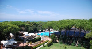 Das Park Hotel Marinetta in Marina di Bibbona liegt im Pinienwald nahe dem Strand und gilt als Ausgangspunkt für Erkundungen an der etruskischen Küste in der Toskana. (Foto: © Park Hotel Marinetta)