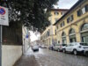 Parken in Italien: Was bedeuten blaue, weiße und gelbe Linien? Parken in einer Seitenstraße von Florenz: Blaue Linien markieren kostenpflichtige Stellplätze, das Schild weist auf ein allgemeines Halteverbot außerhalb genehmigter Zonen hin. (Foto: © Bastian Glumm)