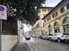 Parken in Italien: Was bedeuten blaue, weiße und gelbe Linien? Parken in einer Seitenstraße von Florenz: Blaue Linien markieren kostenpflichtige Stellplätze, das Schild weist auf ein allgemeines Halteverbot außerhalb genehmigter Zonen hin. (Foto: © Bastian Glumm)
