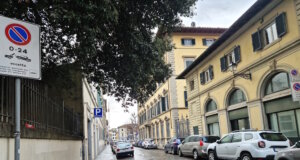 Parken in Italien: Was bedeuten blaue, weiße und gelbe Linien? Parken in einer Seitenstraße von Florenz: Blaue Linien markieren kostenpflichtige Stellplätze, das Schild weist auf ein allgemeines Halteverbot außerhalb genehmigter Zonen hin. (Foto: © Bastian Glumm)