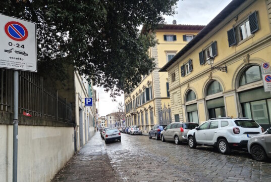 Parken in einer Seitenstraße von Florenz: Blaue Linien markieren kostenpflichtige Stellplätze, das Schild weist auf ein allgemeines Halteverbot außerhalb genehmigter Zonen hin. (Foto: © Bastian Glumm)