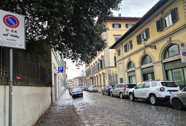 parken-parkplatz-firenze-florenz Parken in einer Seitenstraße von Florenz: Blaue Linien markieren kostenpflichtige Stellplätze, das Schild weist auf ein allgemeines Halteverbot außerhalb genehmigter Zonen hin. (Foto: © Bastian Glumm)
