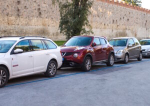 Autos in einer blauen Parkzone: In Italien bedeutet die Markierung am Straßenrand kostenpflichtiges Parken – das Ticket muss gut sichtbar im Fahrzeug liegen. (Foto: © Andreaphoto /Adobe Stock)