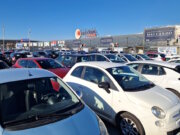 Voller Parkplatz in Italien: Ein privates Auto ist für viele Auswanderer unverzichtbar und zugleich eines der häufigsten rechtlichen Problemfelder nach dem Umzug. (Foto: © Bastian Glumm)