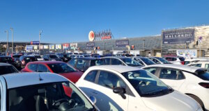 Voller Parkplatz in Italien: Ein privates Auto ist für viele Auswanderer unverzichtbar und zugleich eines der häufigsten rechtlichen Problemfelder nach dem Umzug. (Foto: © Bastian Glumm)