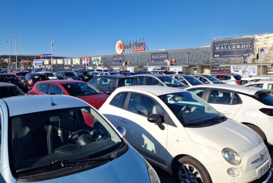 Voller Parkplatz in Italien: Ein privates Auto ist für viele Auswanderer unverzichtbar und zugleich eines der häufigsten rechtlichen Problemfelder nach dem Umzug. (Foto: © Bastian Glumm)