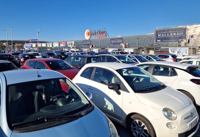Voller Parkplatz in Italien: Ein privates Auto ist für viele Auswanderer unverzichtbar und zugleich eines der häufigsten rechtlichen Problemfelder nach dem Umzug. (Foto: © Bastian Glumm)