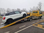 Autopanne auf der Autostrada: Nach dem plötzlichen Leistungsverlust auf der A1 kurz vor Parma konnte unser Fiat 500X noch sicher auf einen Parkplatz gefahren werden. Von dort aus organisierte der ADAC den Abschleppdienst. (Foto: © Bastian Glumm)