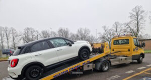 Autopanne auf der Autostrada: Nach dem plötzlichen Leistungsverlust auf der A1 kurz vor Parma konnte unser Fiat 500X noch sicher auf einen Parkplatz gefahren werden. Von dort aus organisierte der ADAC den Abschleppdienst. (Foto: © Bastian Glumm)