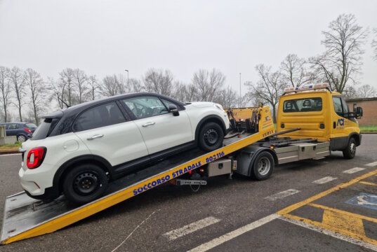 Autopanne auf der Autostrada: Nach dem plötzlichen Leistungsverlust auf der A1 kurz vor Parma konnte unser Fiat 500X noch sicher auf einen Parkplatz gefahren werden. Von dort aus organisierte der ADAC den Abschleppdienst. (Foto: © Bastian Glumm)