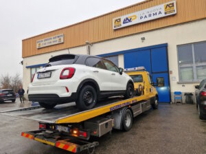 Unser Fiat 500X wird vom Abschleppdienst aus Parma übernommen und zur Werkstatt gebracht. Die gesamte Abwicklung erfolgte koordiniert über den ADAC und den italienischen Partnerdienst. (Foto: © Bastian Glumm)