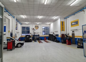 Blick in die Werkstatt La Nuova Parma, in der das Fahrzeug am nächsten Werktag repariert wurde. Die Kommunikation war freundlich, verbindlich und transparent. Ein großer Vorteil in einer Ausnahmesituation im Ausland. (Foto: © Bastian Glumm)