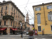 Straßenszene in der Altstadt von Parma: Historische Fassaden, Cafés und kurze Wege prägen das Stadtbild rund um die zentralen Achsen der Innenstadt. (Foto: © Bastian Glumm)