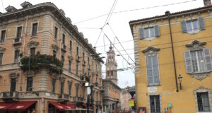 Zwei ungeplante Nächte in Parma: Ein Stadtporträt im Dezember Straßenszene in der Altstadt von Parma: Historische Fassaden, Cafés und kurze Wege prägen das Stadtbild rund um die zentralen Achsen der Innenstadt. (Foto: © Bastian Glumm)