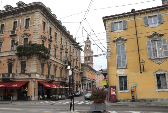 Straßenszene in der Altstadt von Parma: Historische Fassaden, Cafés und kurze Wege prägen das Stadtbild rund um die zentralen Achsen der Innenstadt. (Foto: © Bastian Glumm)
