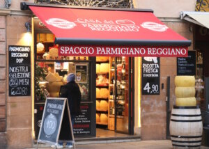 Feinkostgeschäft in der Altstadt von Parma: Parmigiano Reggiano ist fester Bestandteil des städtischen Alltags. (Foto: © Bastian Glumm)