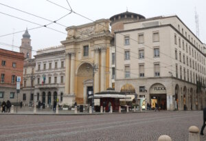 Piazza Garibaldi im Zentrum von Parma: Zentraler Platz der Innenstadt mit historischer Bebauung, Geschäften und alltäglichem Stadtleben. (Foto: © Bastian Glumm)